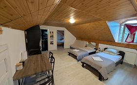 Apartament cu 2 dormitoare, doua bai si bucatarie